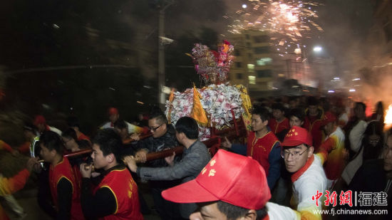 當(dāng)媽祖金身從民宅到上英宮，從上英宮回鑾湄洲媽祖祖廟，一路上萬(wàn)人簇?fù)碜o(hù)駕，浩浩蕩蕩。 王文賢 攝