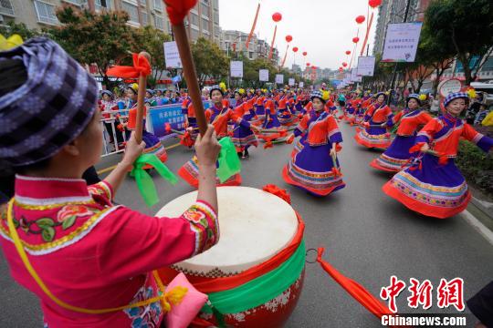 布依族同胞載歌載舞歡慶“三月三”。　賀俊怡 攝