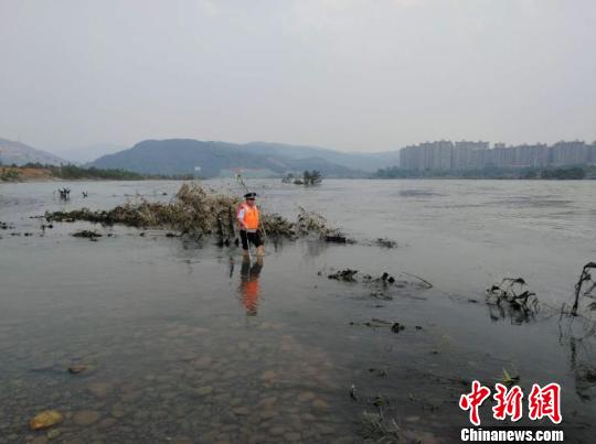 圖為森警在水中搜捕放生蛇。西雙版納州自然資源公安局提供