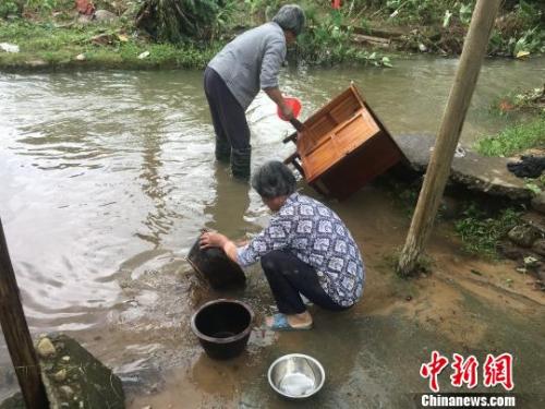 7月10日，武夷山星村鎮(zhèn)農(nóng)戶自救，正在清洗洪水淹沒的物品?！堺惥?攝