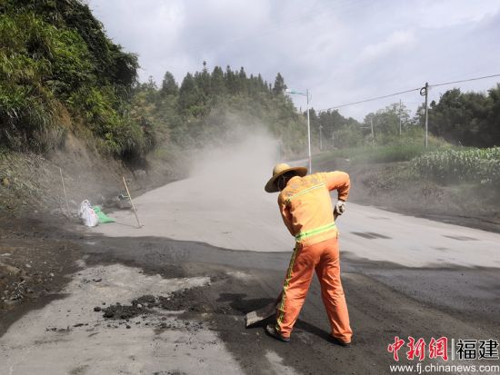 中午11時(shí)，養(yǎng)路工將路面清理干凈，恢復(fù)安全通行。余思煥 攝