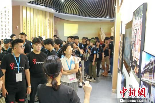 參與2019年晉江海峽兩岸大學生設(shè)計營的兩岸學子參觀晉江市展館，了解當?shù)亟?jīng)濟社會發(fā)展情況?！＄娦?攝