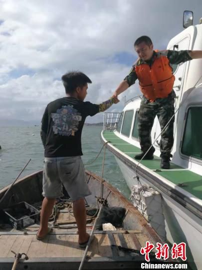 福州海警官兵在福州市連江縣苔菉鎮(zhèn)東洛島附近海域成功救助遇險(xiǎn)群眾?！↑S福 攝