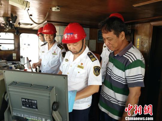 執(zhí)法人員登輪檢查過程中提醒船員加強值班 。廣東海事局供圖