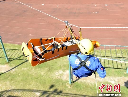 9月18日，福建省泉州市舉行第22次防空警報(bào)試鳴暨人口疏散演練。圖為參演人員利用滑梯運(yùn)送傷員?！∨碛?攝