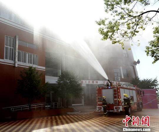 　　9月18日，福建省泉州市舉行第22次防空警報(bào)試鳴暨人口疏散演練。圖為無人機(jī)空投救援物質(zhì)。　彭勇 攝