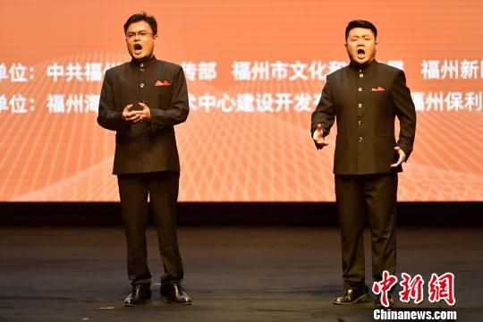 　　來自福州大學以及福州大司樂府的三位老師，李毅、羅希、龍沛，演唱《我愛你中國》?！蚊?攝