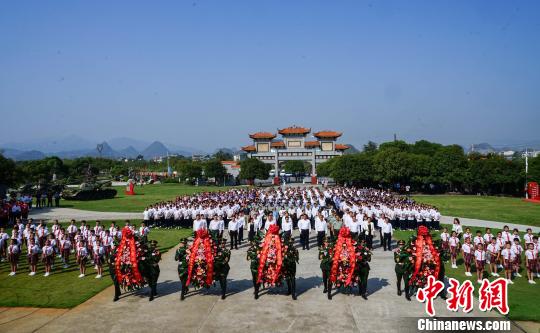 烈士公祭活動(dòng)現(xiàn)場?！√茐魬?攝