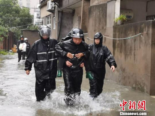 圖為象山民警轉(zhuǎn)移人員?！∠笊焦蔡峁?攝