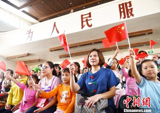 游客在廣東韶關仁化縣城口人民禮堂觀看革命歌曲傳唱演出?！〕叹皞?攝