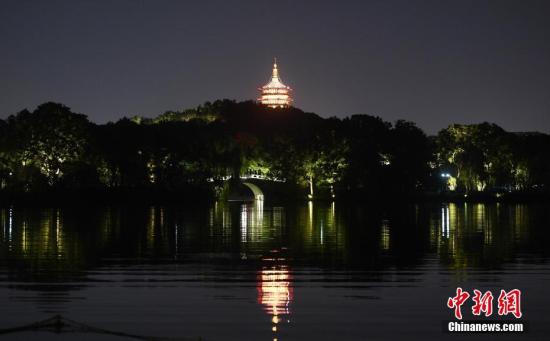 資料圖：西湖雷峰塔在入夜后亮燈。中新社記者 王剛 攝