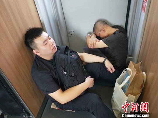 成功抓捕嫌疑人的淳安民警在回程火車上?！【?供圖 攝