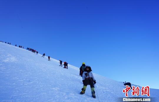 16日，第十七屆中國(guó)西藏登山大會(huì)在拉薩當(dāng)雄縣羊八井高山訓(xùn)練基地閉幕。圖為當(dāng)日天還未亮，來(lái)自中國(guó)各地的山友向海拔6010米的洛堆峰之巔發(fā)起沖擊?！垈?攝