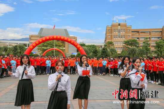 五名學(xué)子即興快閃帶動(dòng)全場(chǎng)一同合唱《我和我的祖國(guó)》。劉金鑫 攝