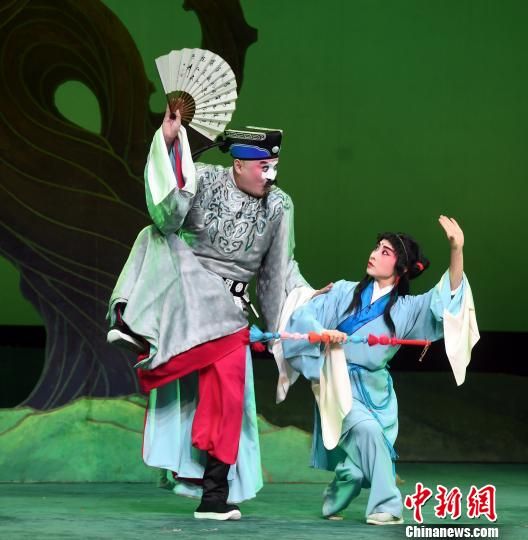 　　福建京劇院二級(jí)演員張飛飛(左)劇中飾演徐九經(jīng)?！∮浾邉⒖筛?攝