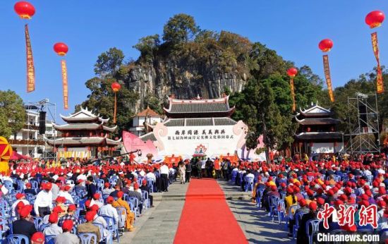 第七屆海峽兩岸定光佛文化節(jié)開幕式活動現(xiàn)場?！⊥醢l(fā)祥 攝