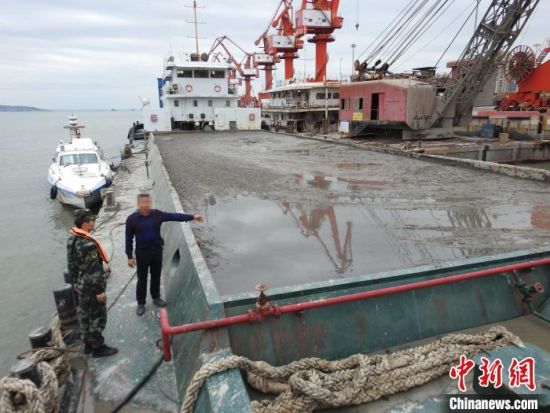 　　圖為福建海警查獲首起海洋非法傾廢案?！」﹫D