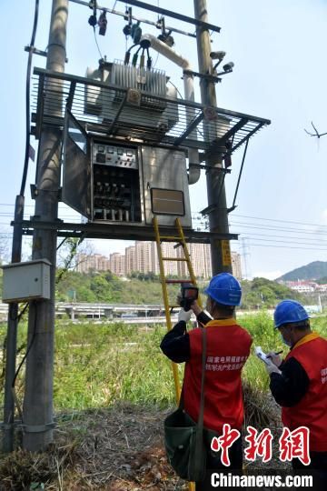 圖為國網(wǎng)連江供電公司工作人員對球場涉及的電力線路開展電阻測試和避雷裝置檢查等工作，保障臺(tái)商臺(tái)企雨季可靠供電?！∮浾?張斌 攝