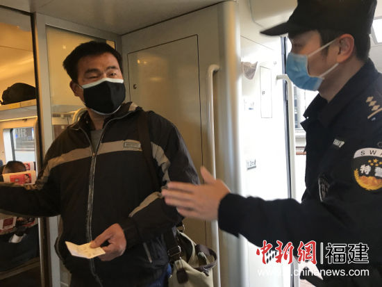 廈門鐵路公安處特警支隊民警盧志遠(yuǎn)值乘列車